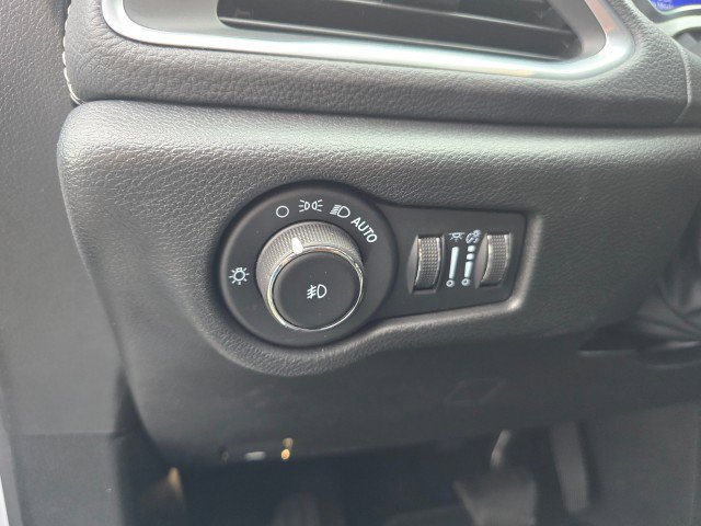 Used 2023 Chrysler Pacifica Limited w/ Uconnect Theater Family Group image 28