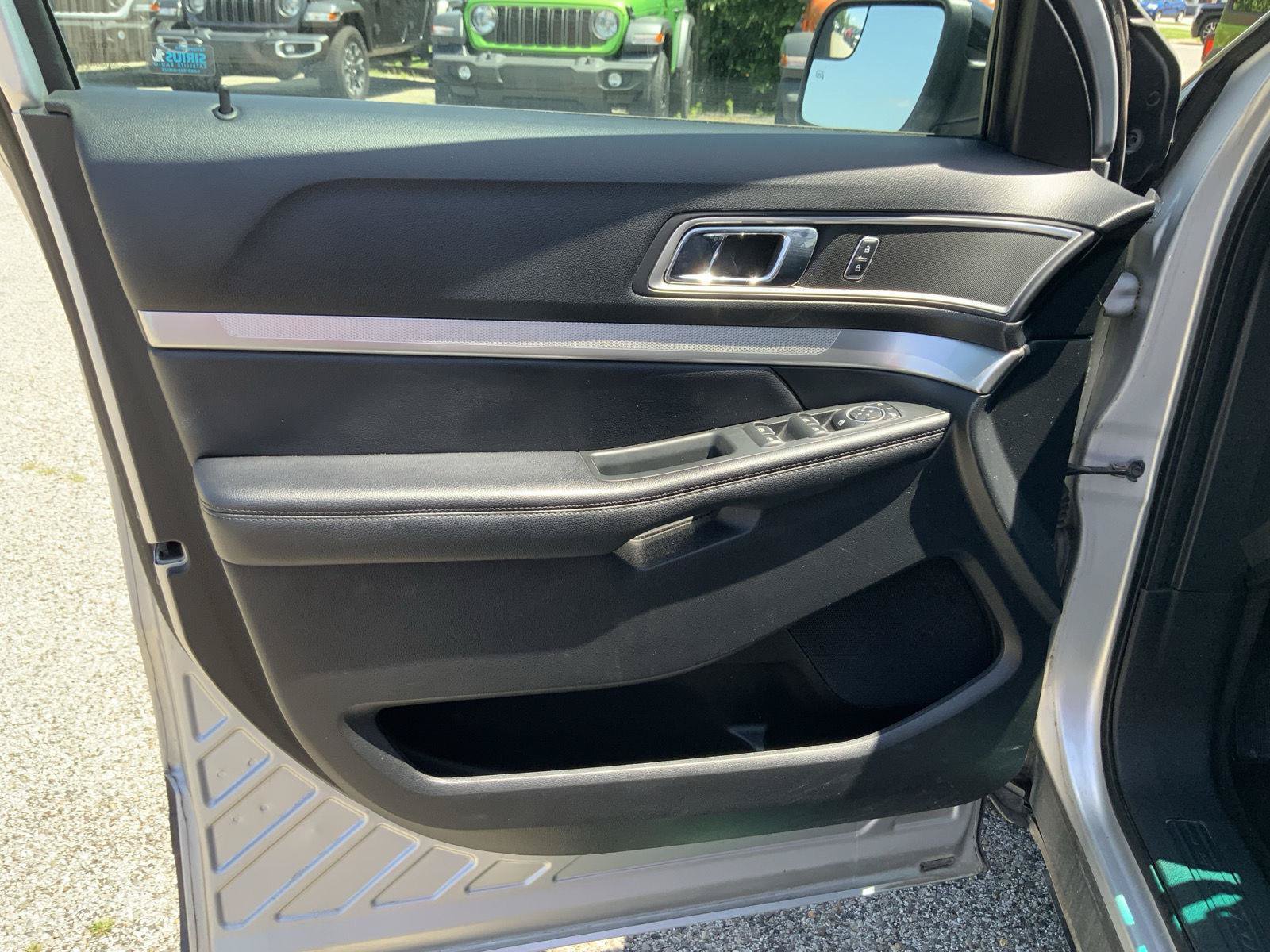 Used 2017 Ford Explorer XLT FWD image 19