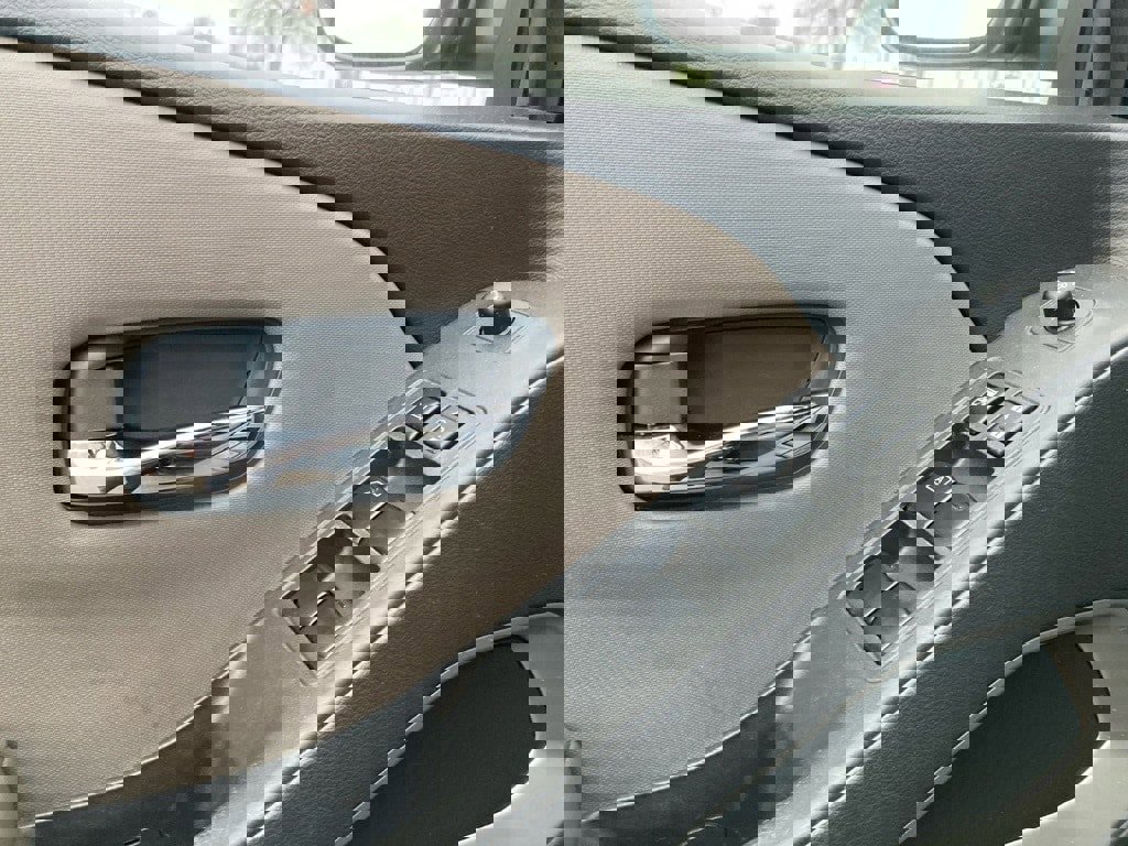 Used 2024 Nissan Frontier SV image 14