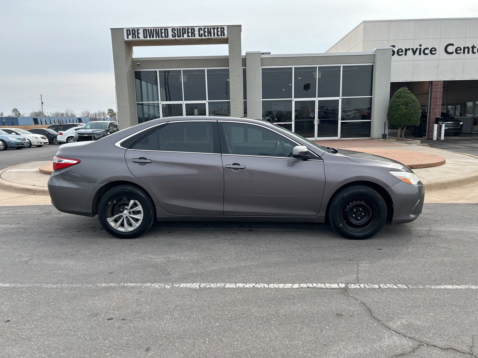 Used 2017 Toyota Camry LE image 4