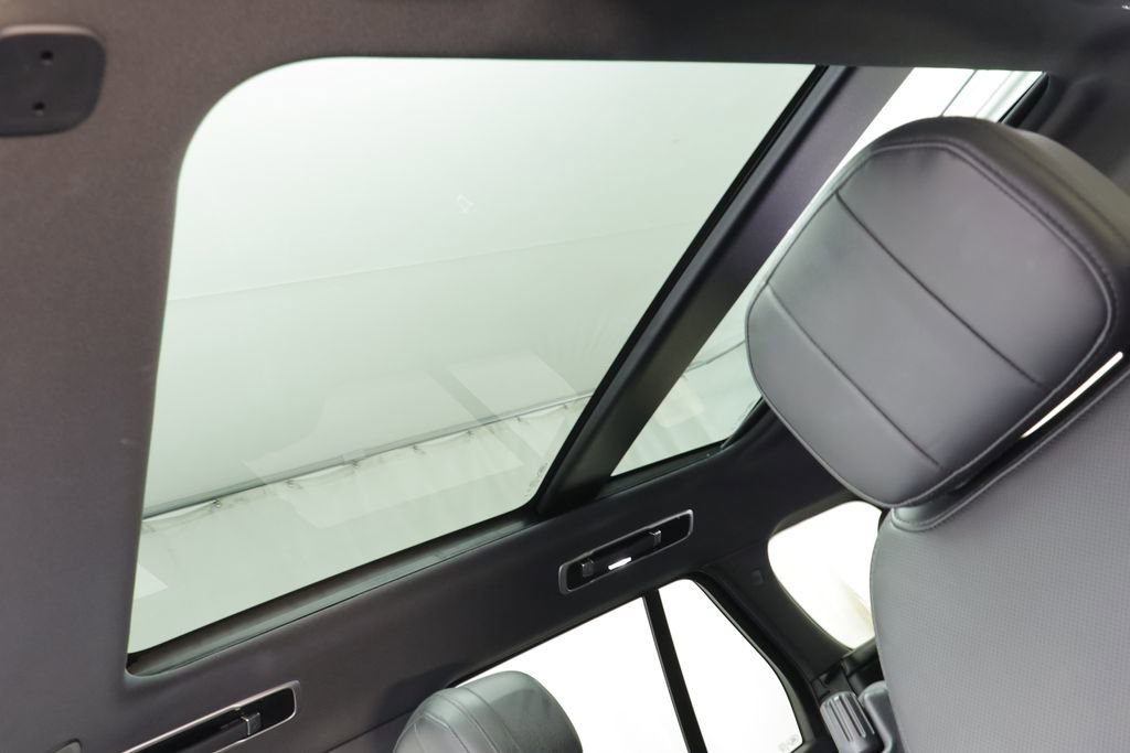 Used 2025 Land Rover Range Rover SE image 13