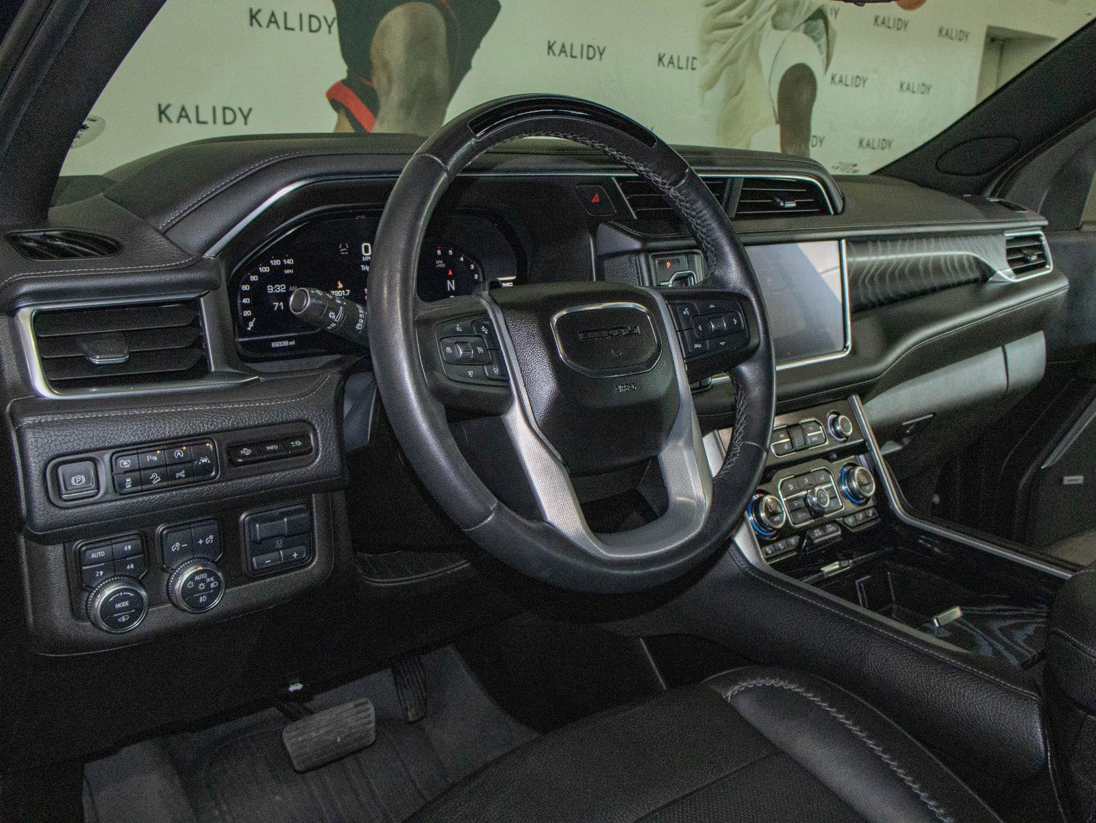 Used 2023 GMC Yukon Denali w/ Denali Reserve Package image 5