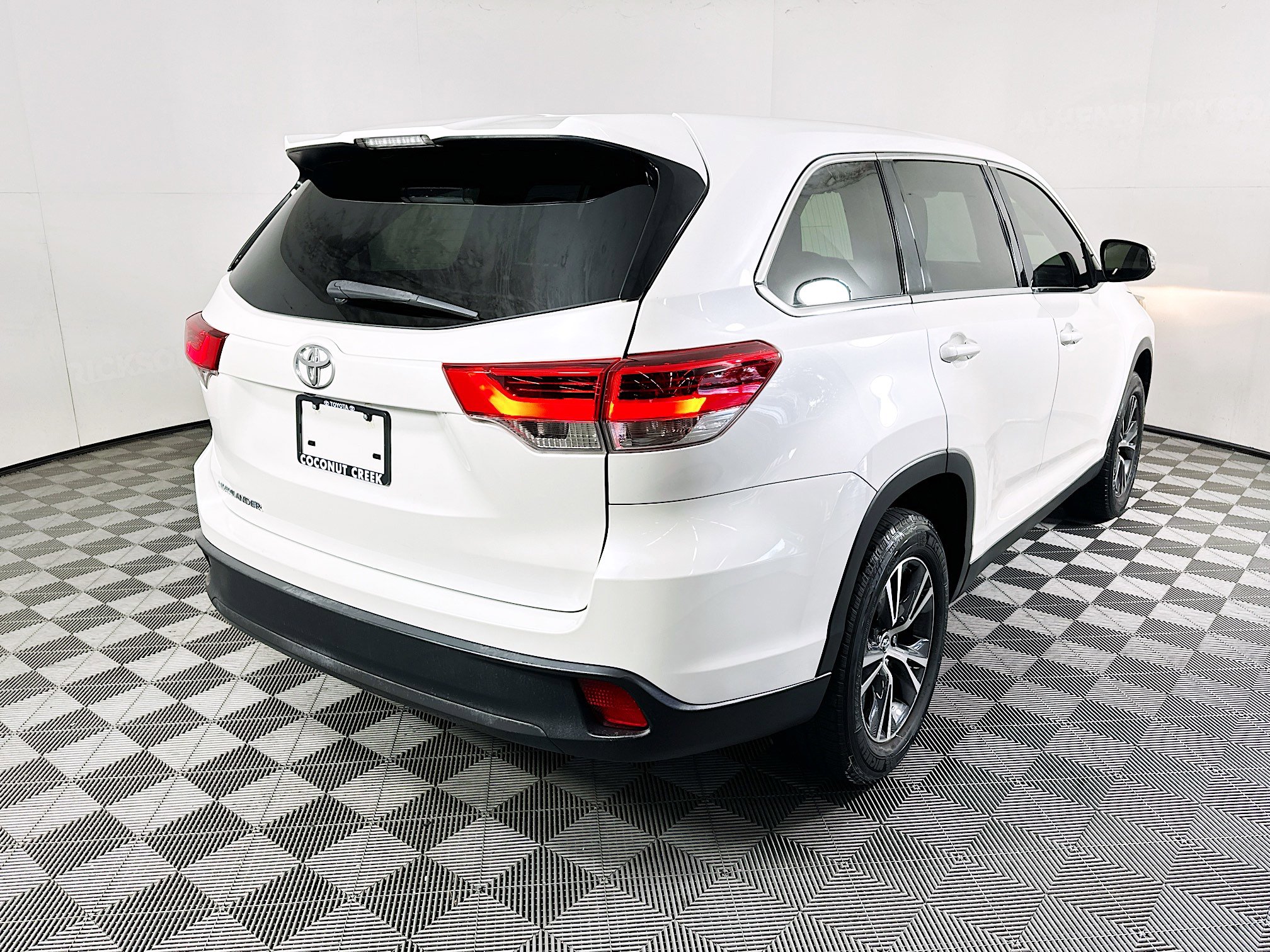 Used 2019 Toyota Highlander LE image 3
