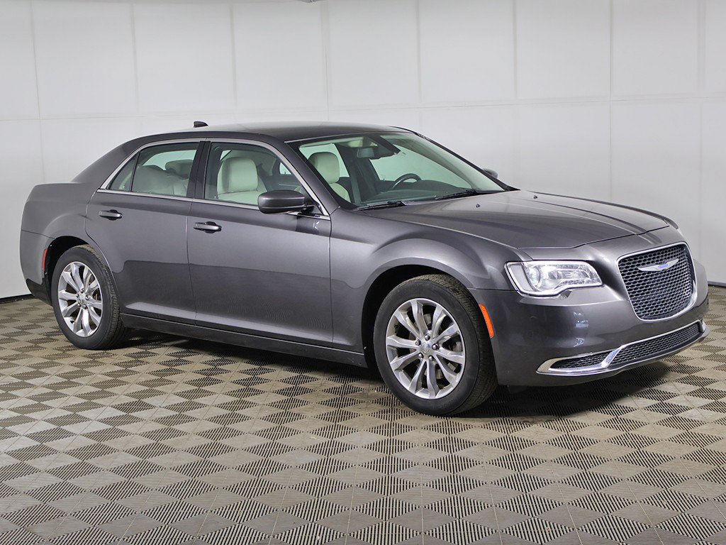 Used 2018 Chrysler 300 Touring L AWD/4WD image 2