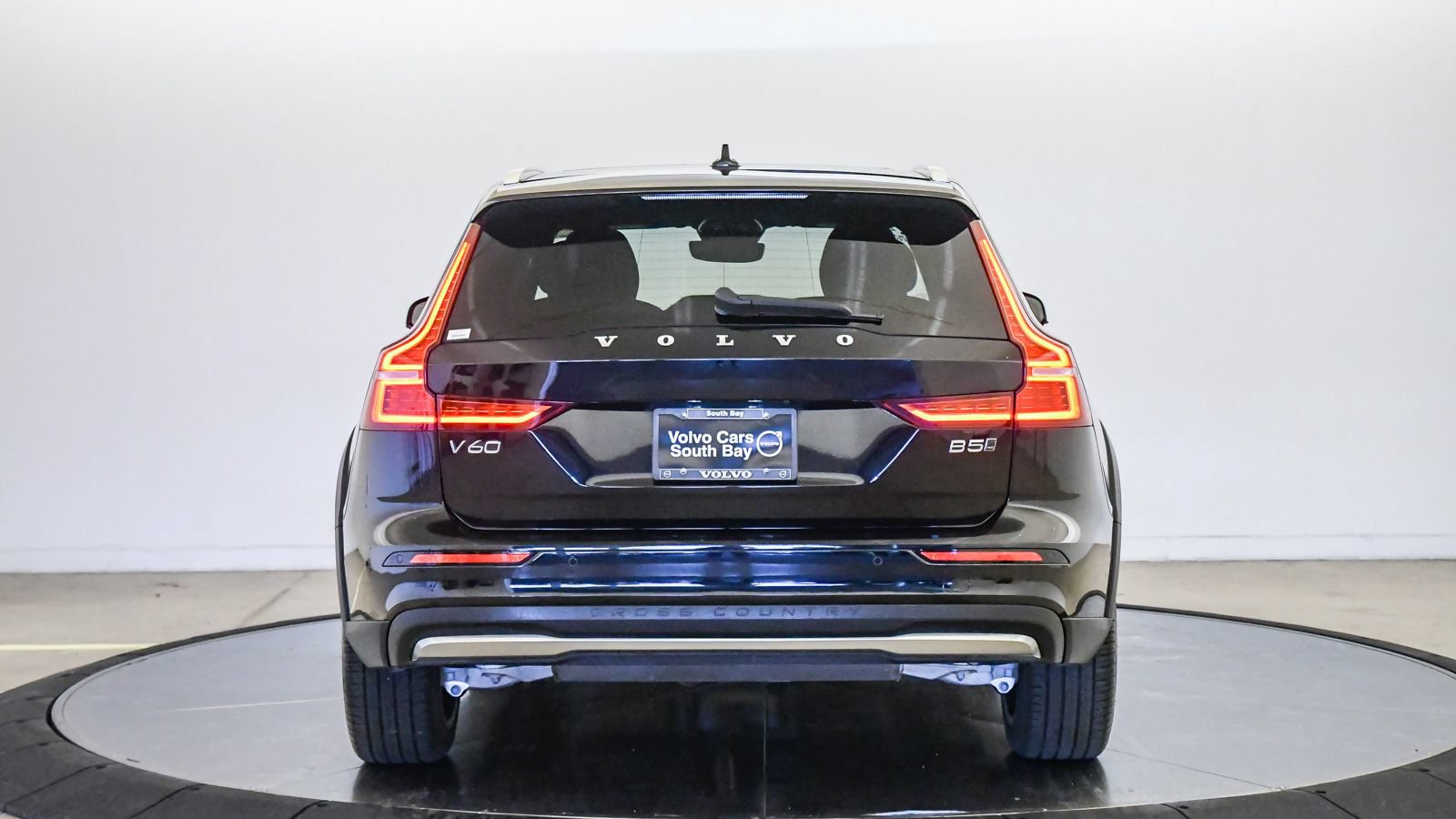 Certified 2024 Volvo V60 B5 Cross Country Plus AWD/4WD image 3