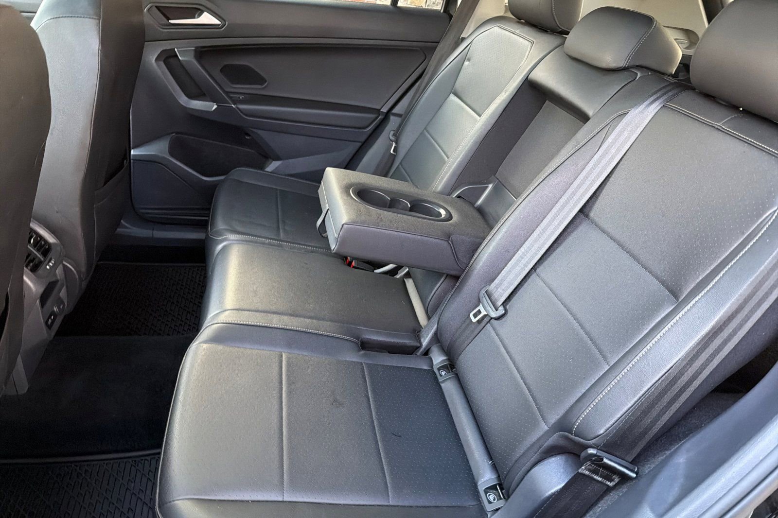 Used 2020 Volkswagen Tiguan SE w/ Panoramic Sunroof Package image 13