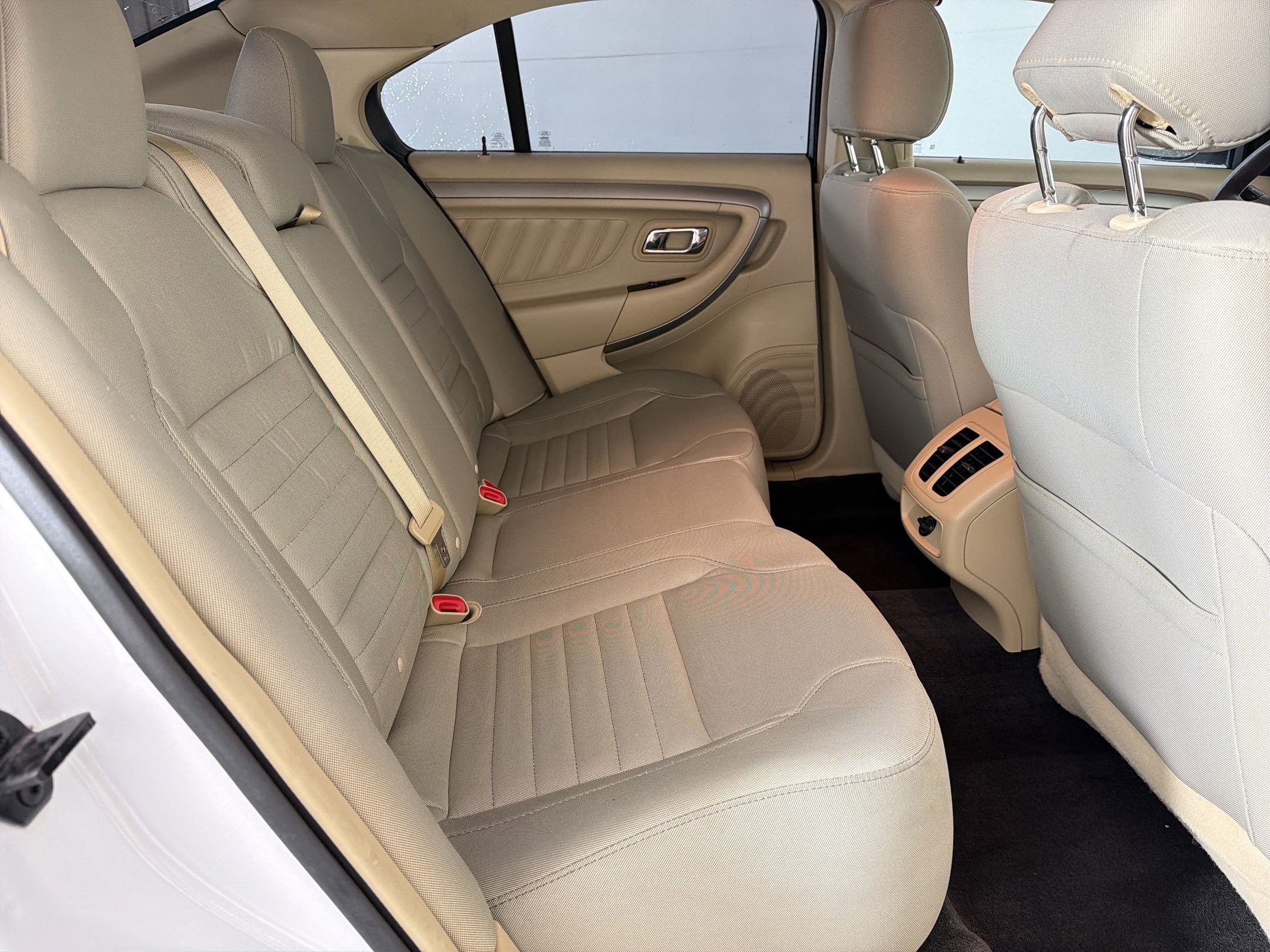 Used 2018 Ford Taurus SE FWD image 26