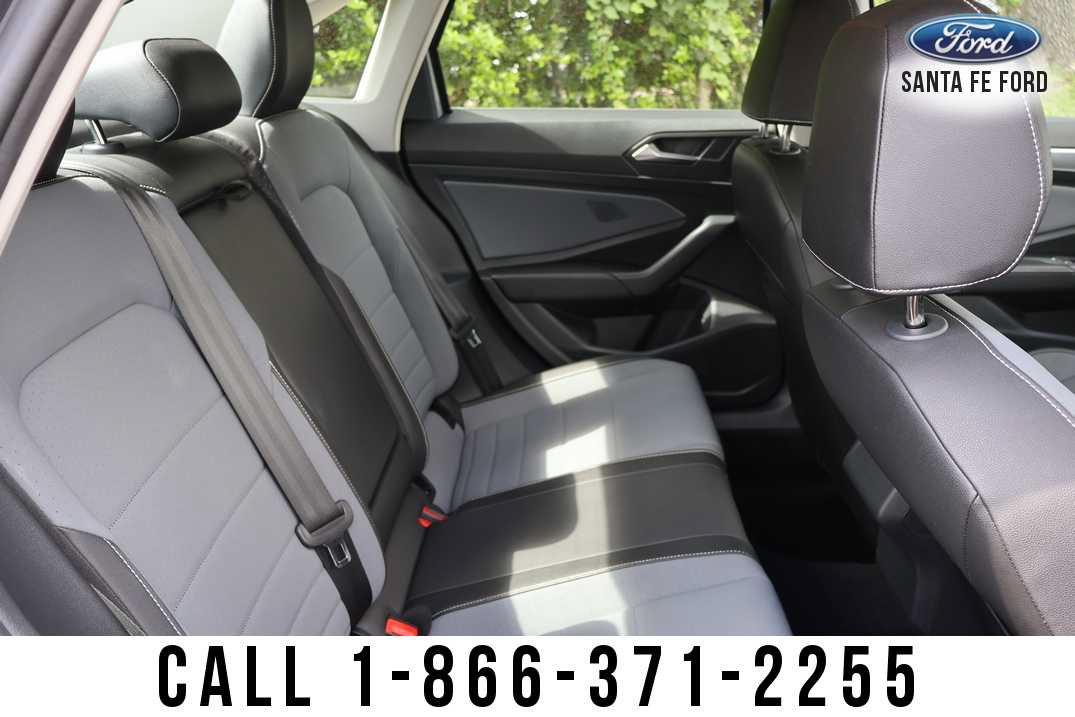Used 2025 Volkswagen Jetta SE FWD image 19