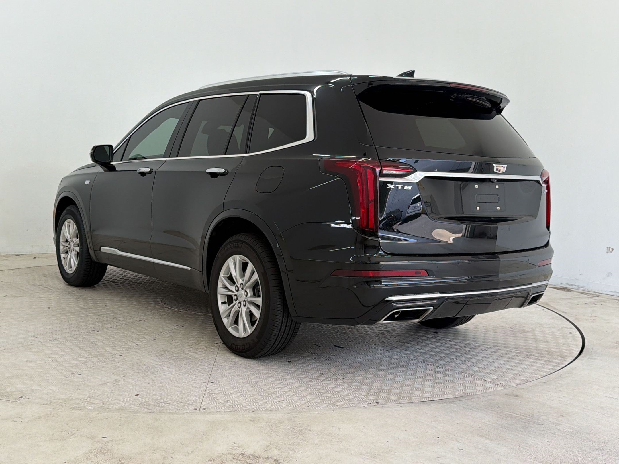 Used 2025 Cadillac XT6 Luxury FWD image 3
