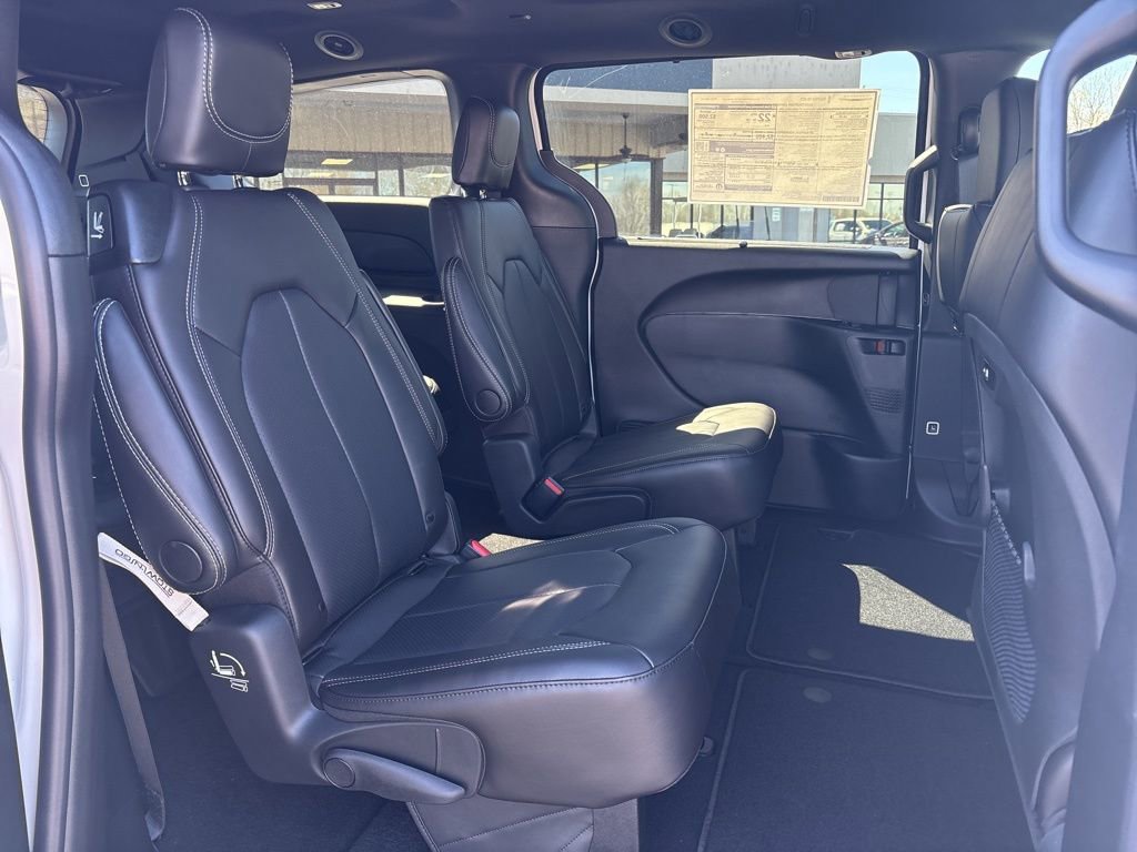 New 2025 Chrysler Pacifica Select image 18
