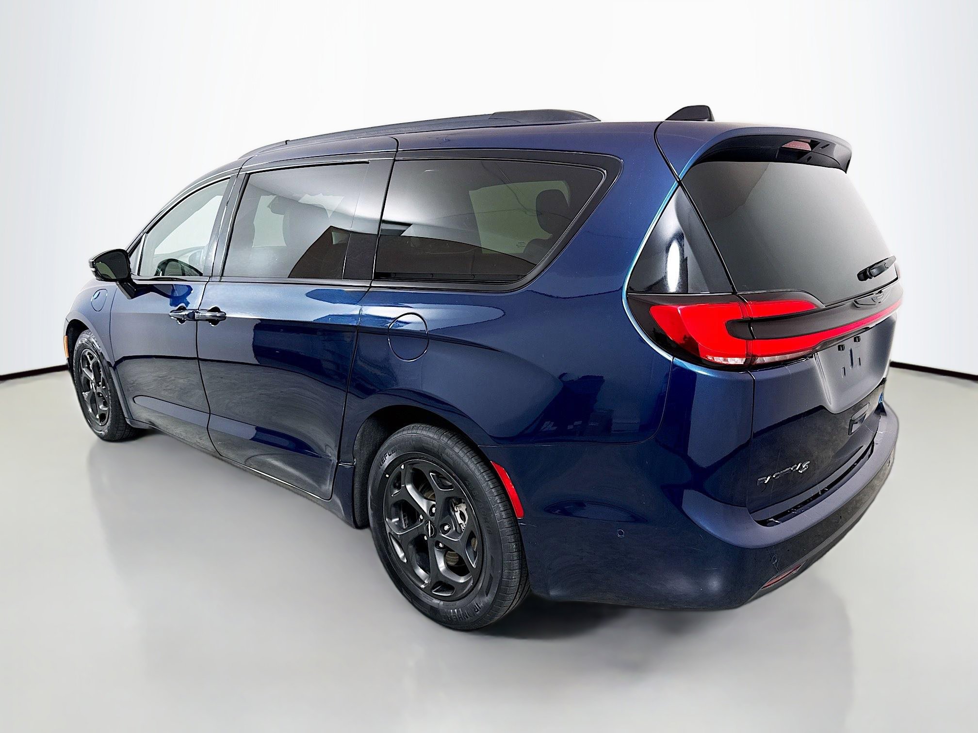 Used 2024 Chrysler Pacifica Premium FWD image 5