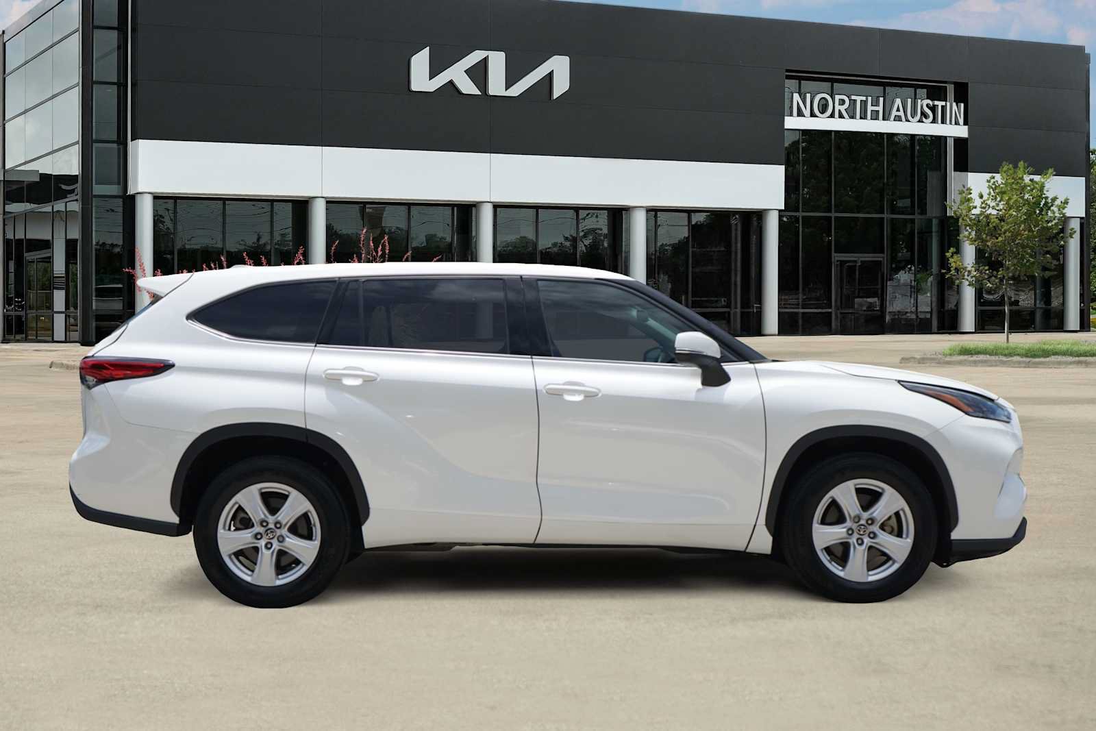 Used 2021 Toyota Highlander L FWD image 5