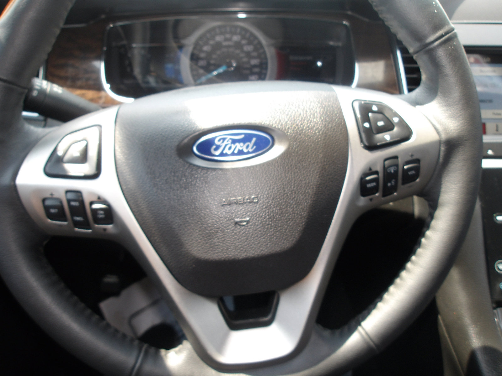 Used 2018 Ford Taurus Limited AWD/4WD image 17