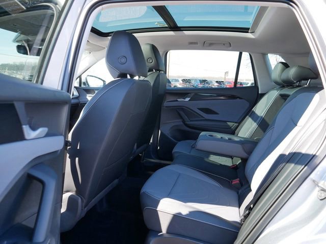 Certified 2025 Volkswagen Tiguan SE image 17