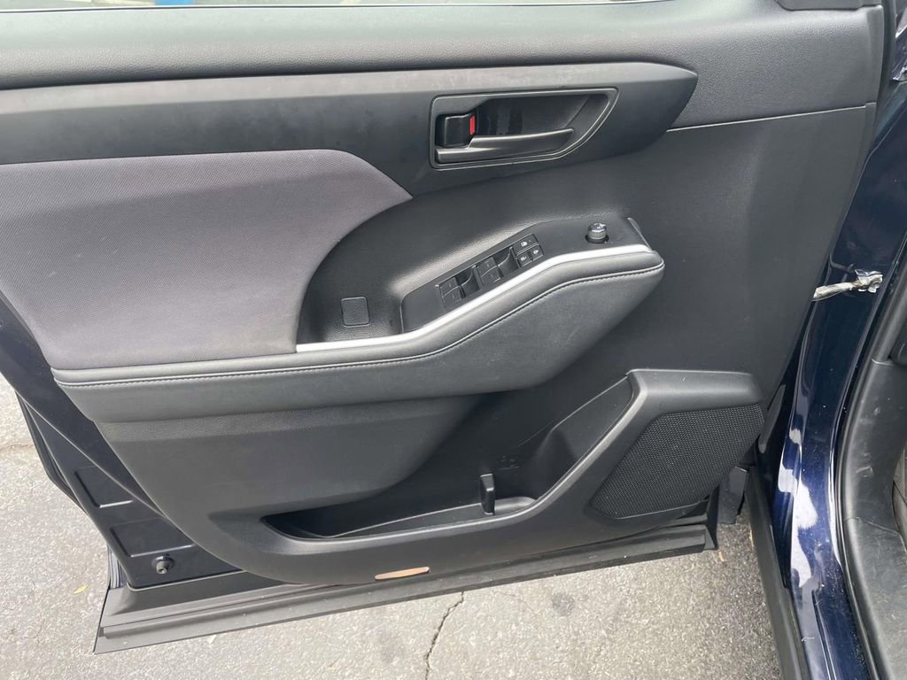 Used 2023 Toyota Highlander LE image 27