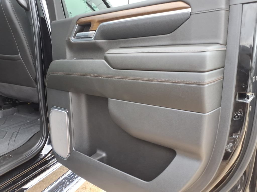 Used 2024 Chevrolet Silverado 2500 High Country w/ High Country Premium Package AWD/4WD image 15