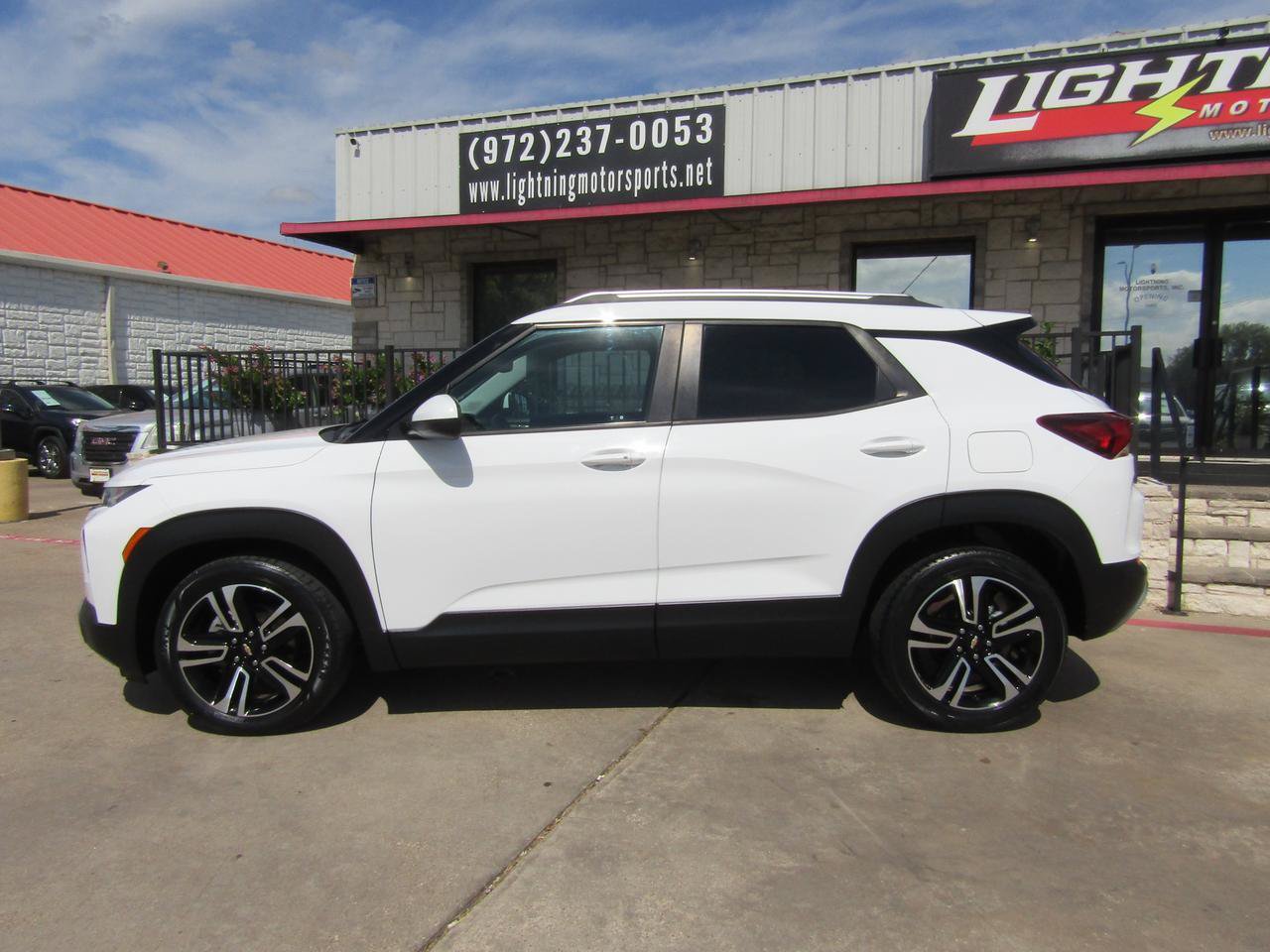 Used 2021 Chevrolet TrailBlazer LT w/ Convenience Package FWD image 2