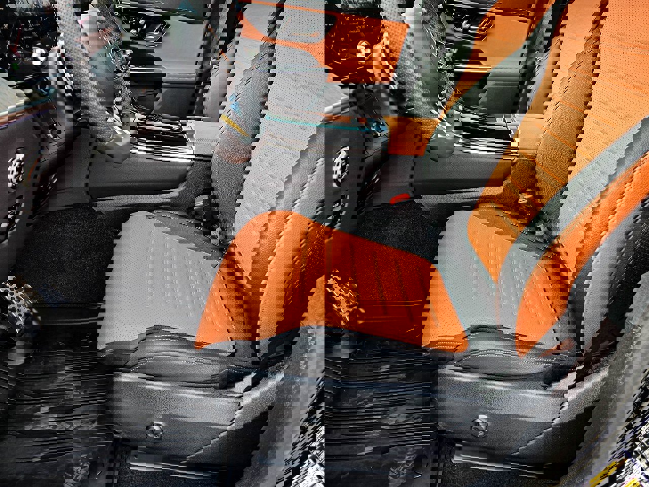 Used 2025 Mercedes-Benz GLC 300 4MATIC image 11