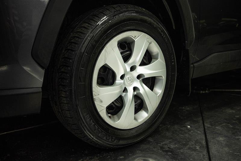 Used 2021 Toyota RAV4 LE FWD image 3