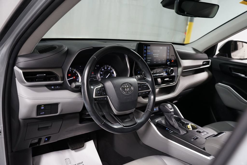 Used 2022 Toyota Highlander XLE image 11
