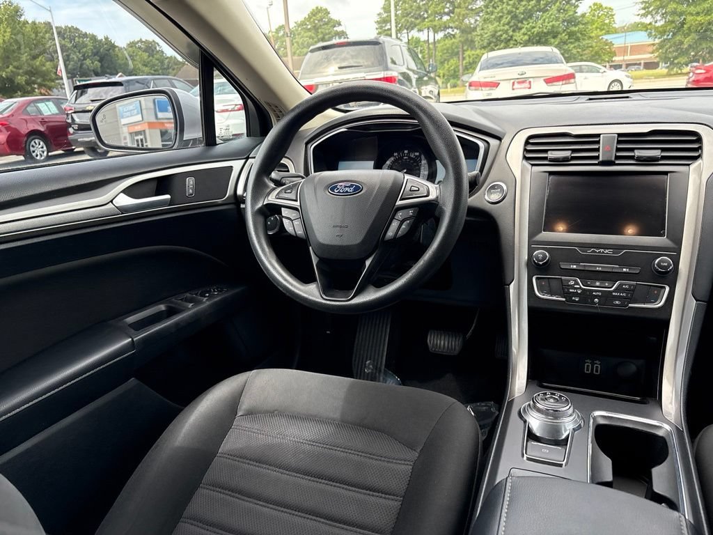 Used 2019 Ford Fusion SE FWD image 8