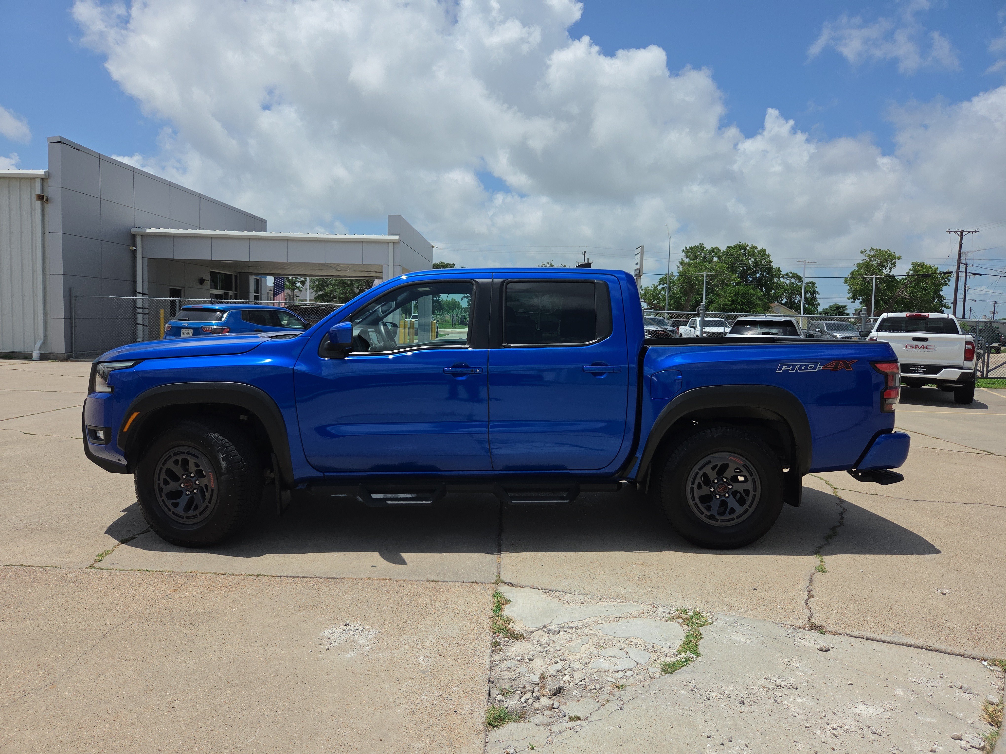 Used 2026 Nissan Frontier PRO-4X w/ Tow Package AWD/4WD image 8