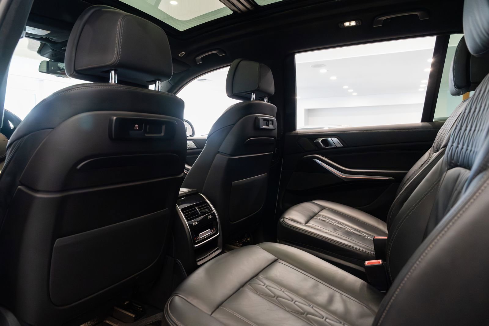 Used 2022 BMW X7 M50i image 24