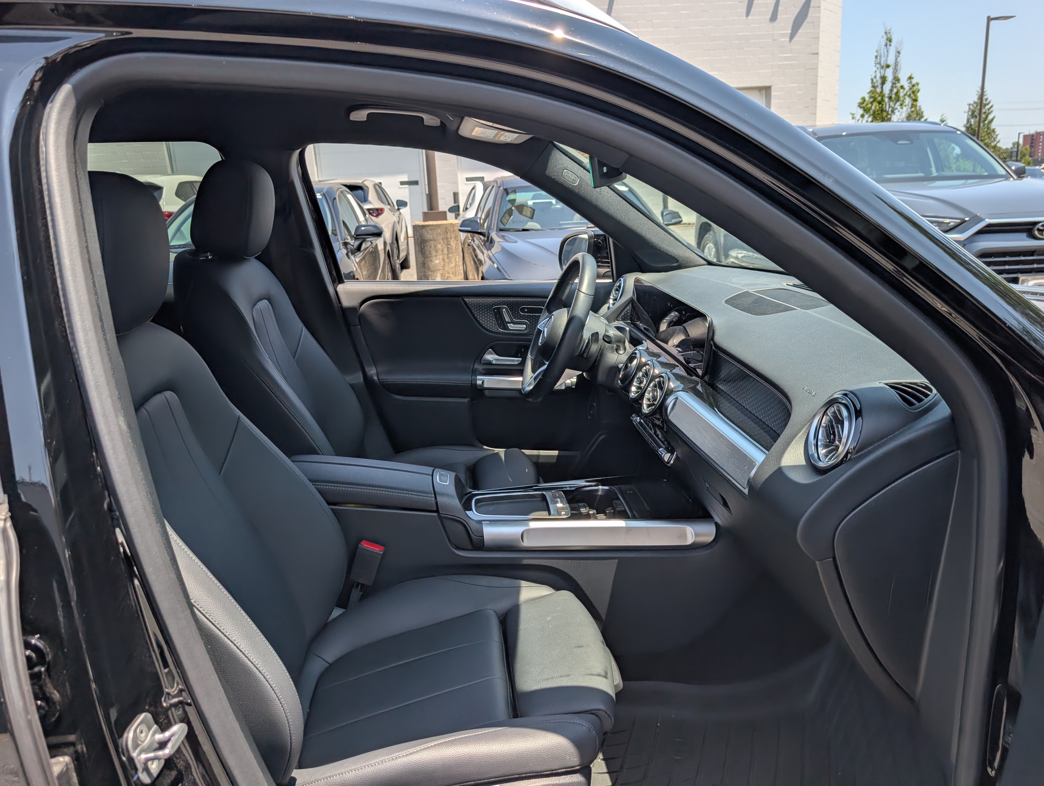 Used 2024 Mercedes-Benz GLB 250 4MATIC image 10