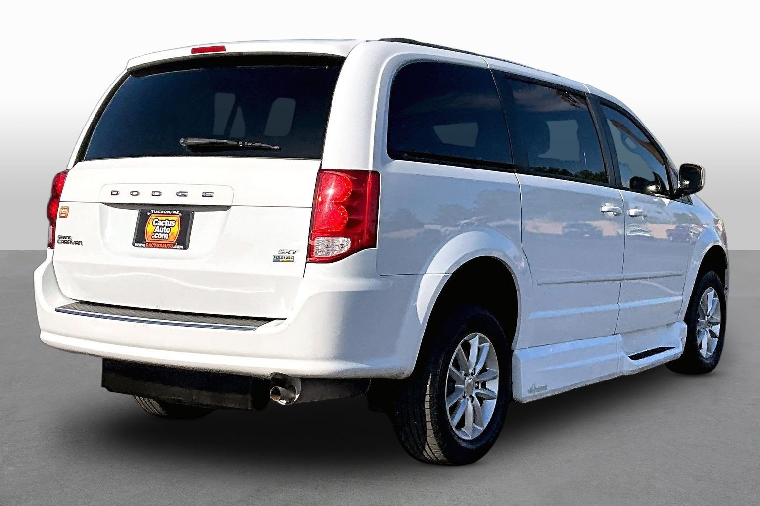 Used 2015 Dodge Grand Caravan SXT FWD image 2