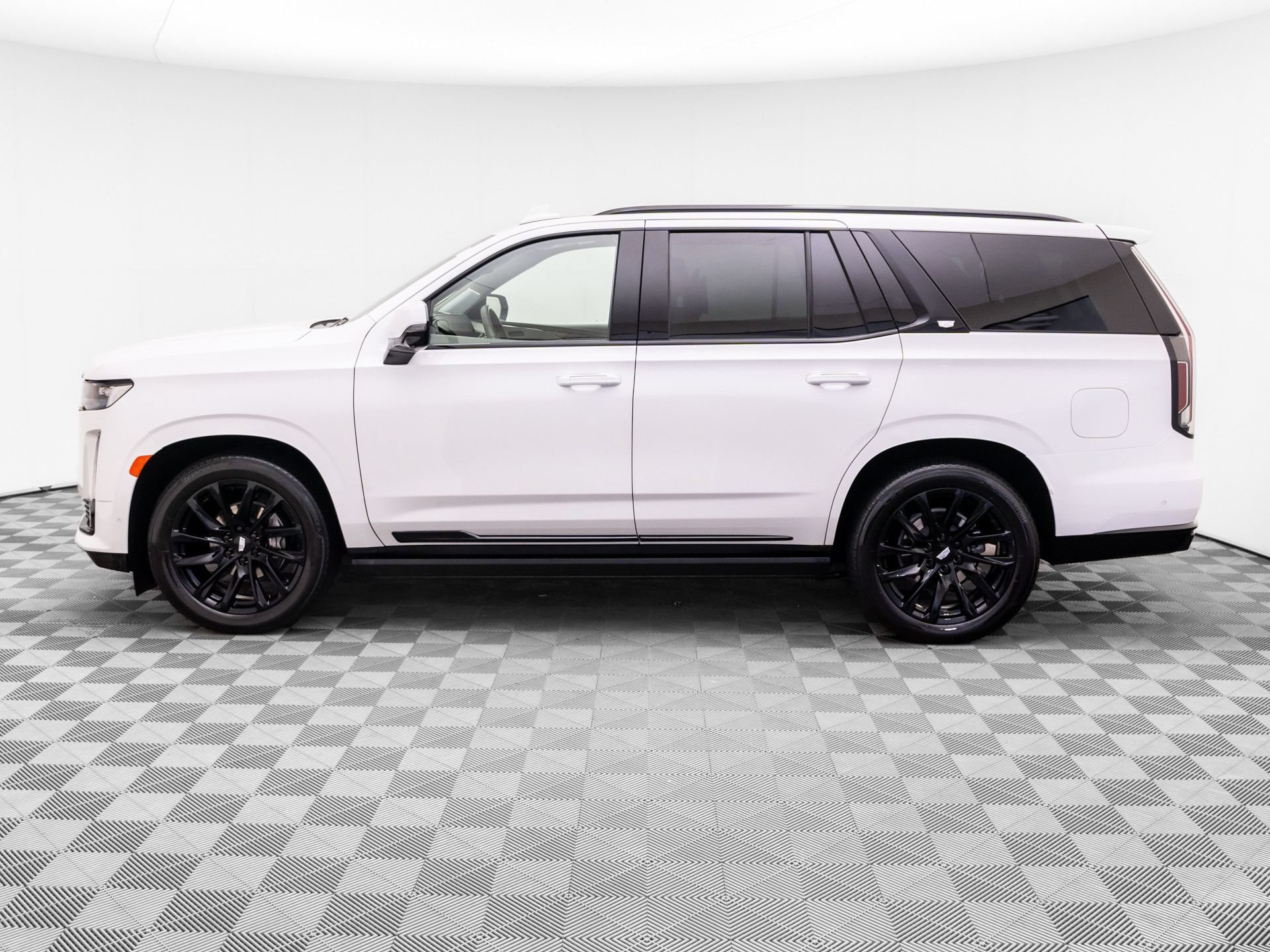 Used 2024 Cadillac Escalade Sport Platinum w/ LPO, ONYX Package AWD/4WD image 2