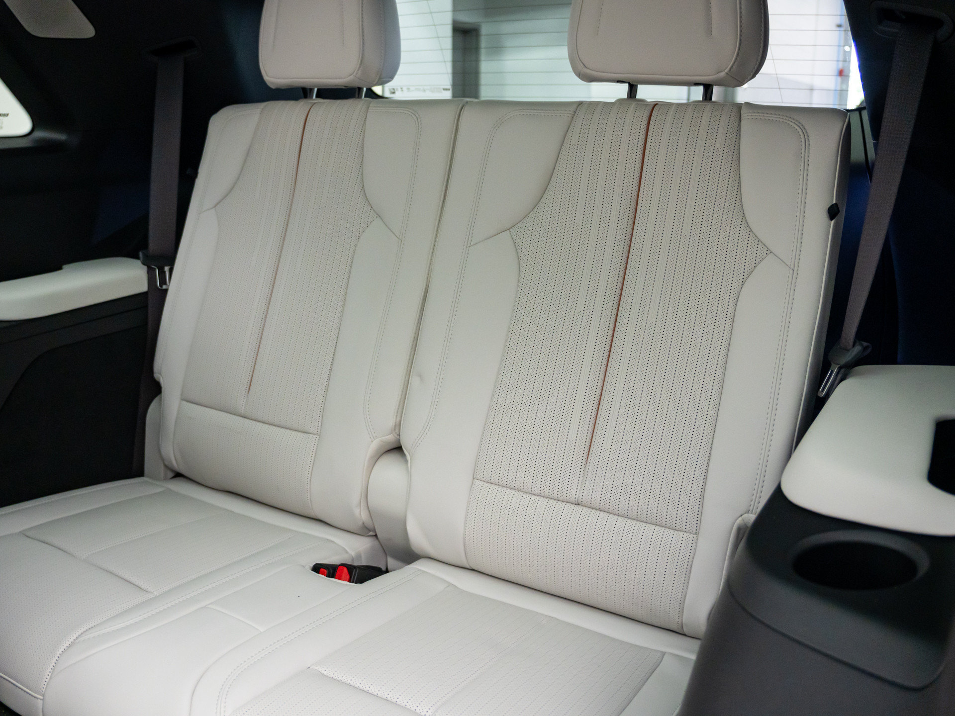 New 2027 Cadillac Vistiq Sport w/ LPO, Floor Liner Package AWD/4WD image 19