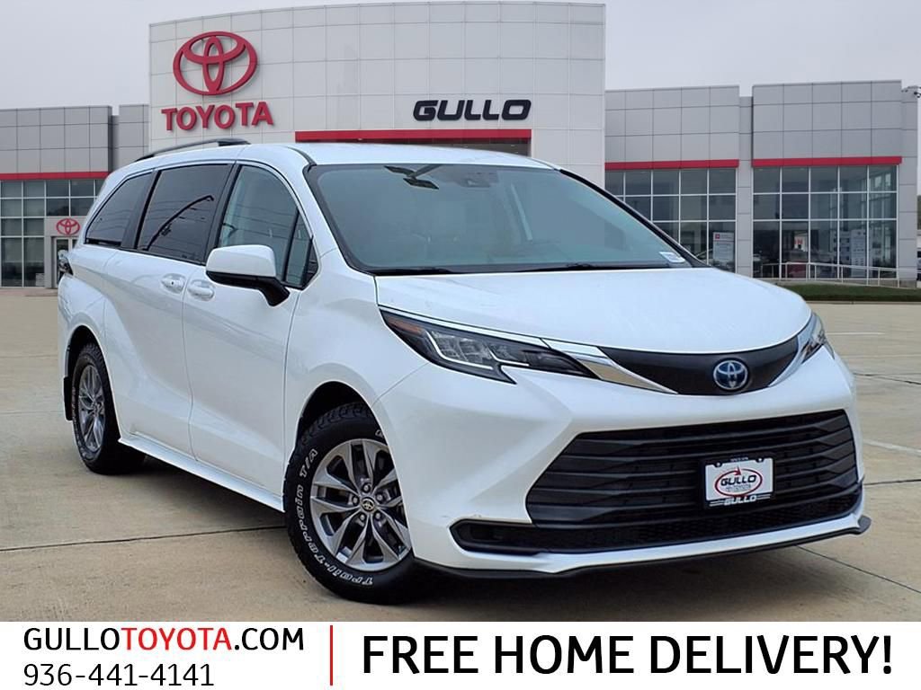 Certified 2022 Toyota Sienna LE image 1