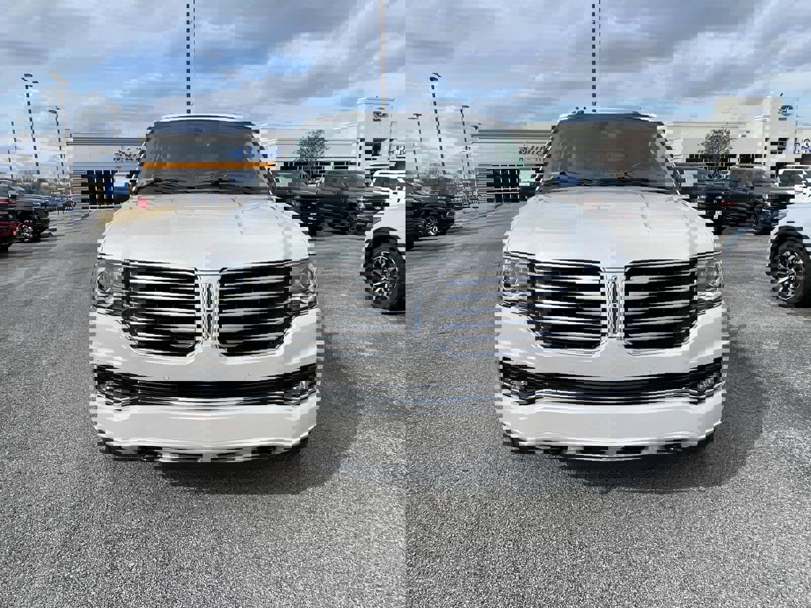 Used 2016 Lincoln Navigator Select image 10