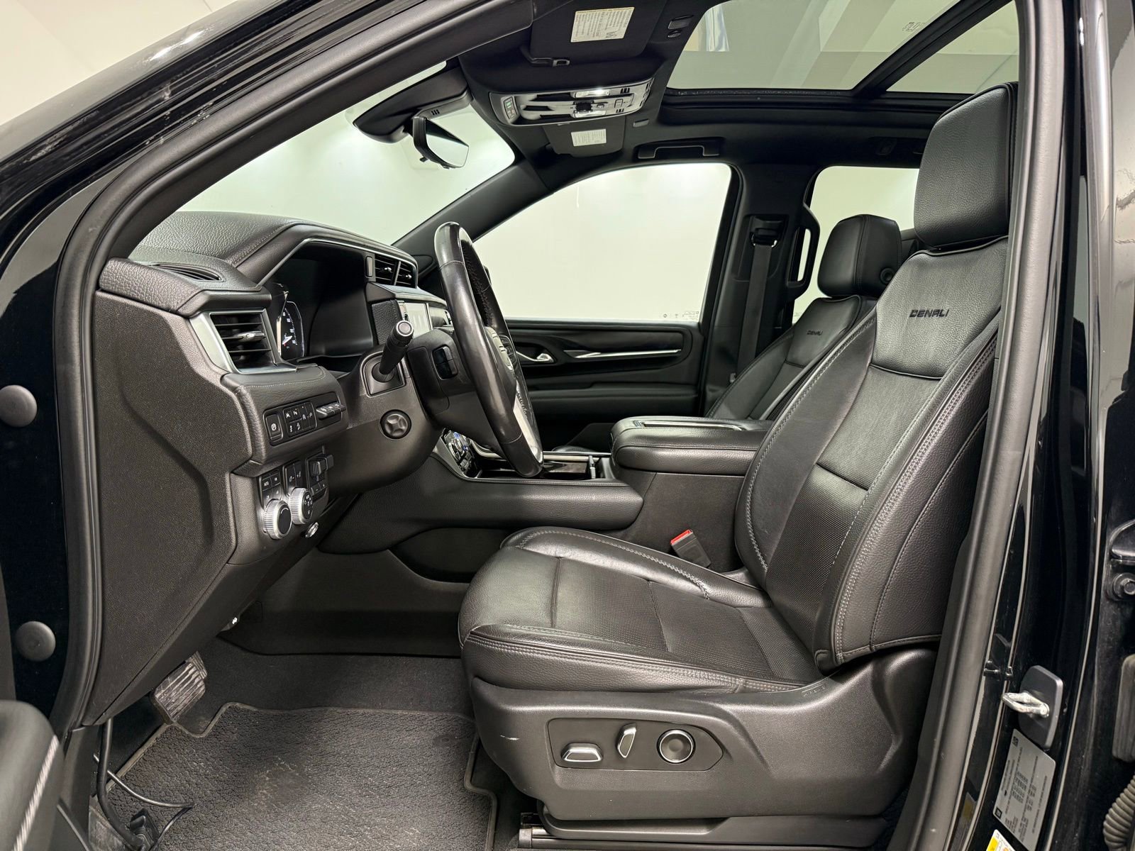 Used 2021 GMC Yukon XL Denali w/ Denali Premium Package image 15