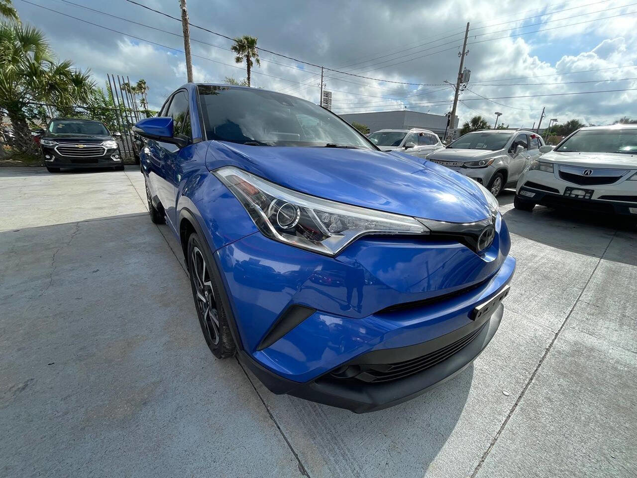Used 2019 Toyota C-HR XLE FWD image 2