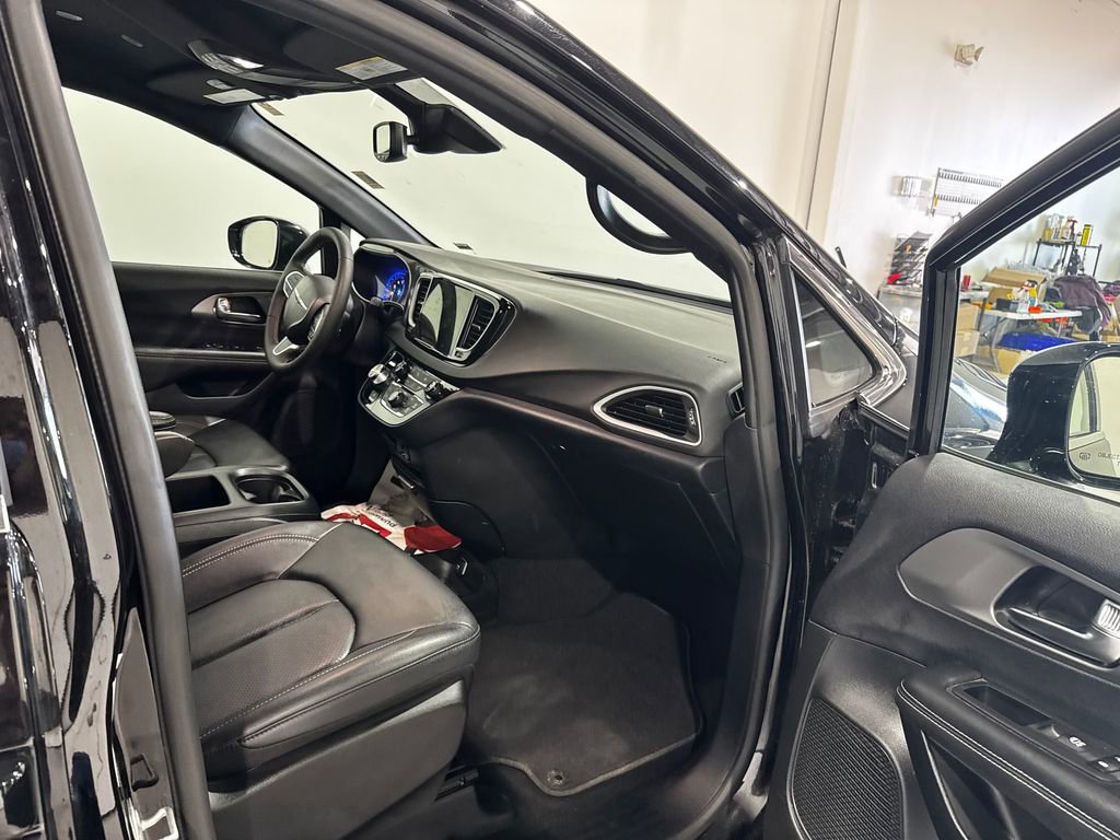Used 2025 Chrysler Pacifica Select FWD image 23