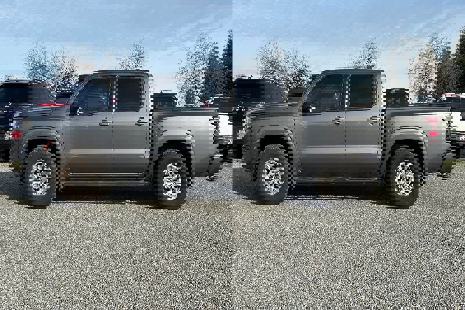 Used 2024 Nissan Frontier SV image 6