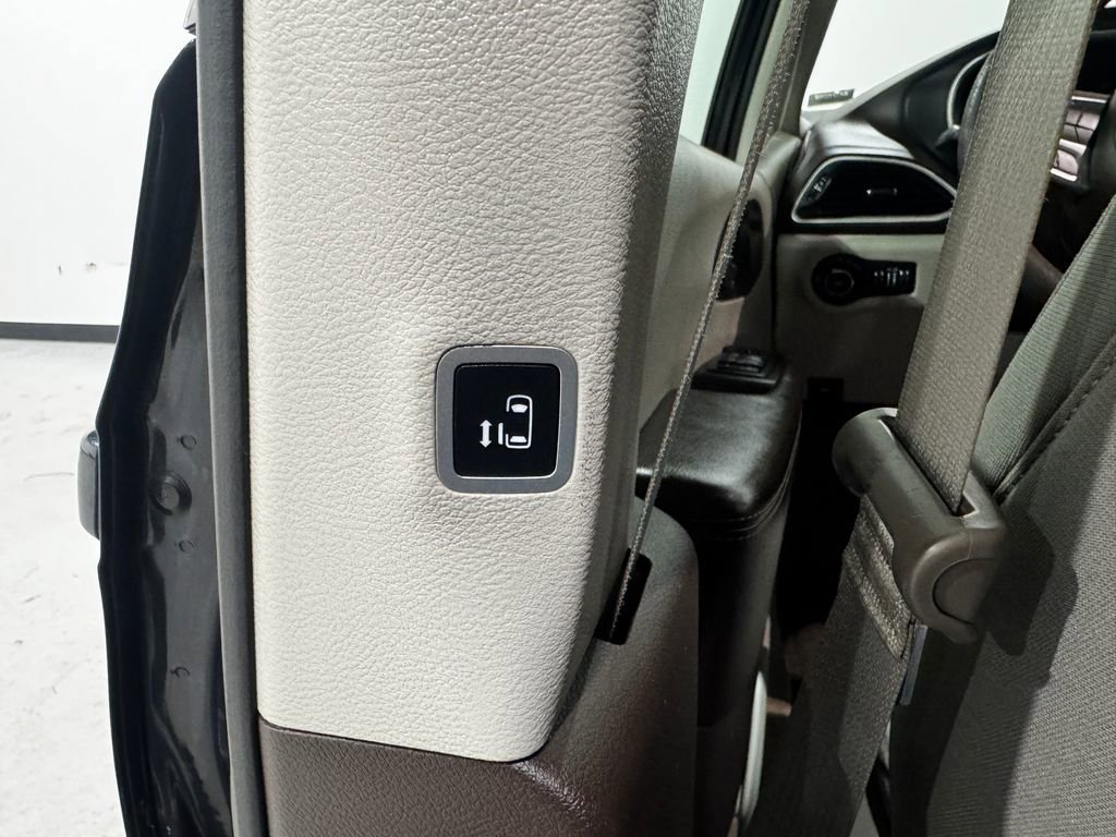 Used 2020 Chrysler Pacifica Touring w/ Advanced Safetytec Group FWD image 40