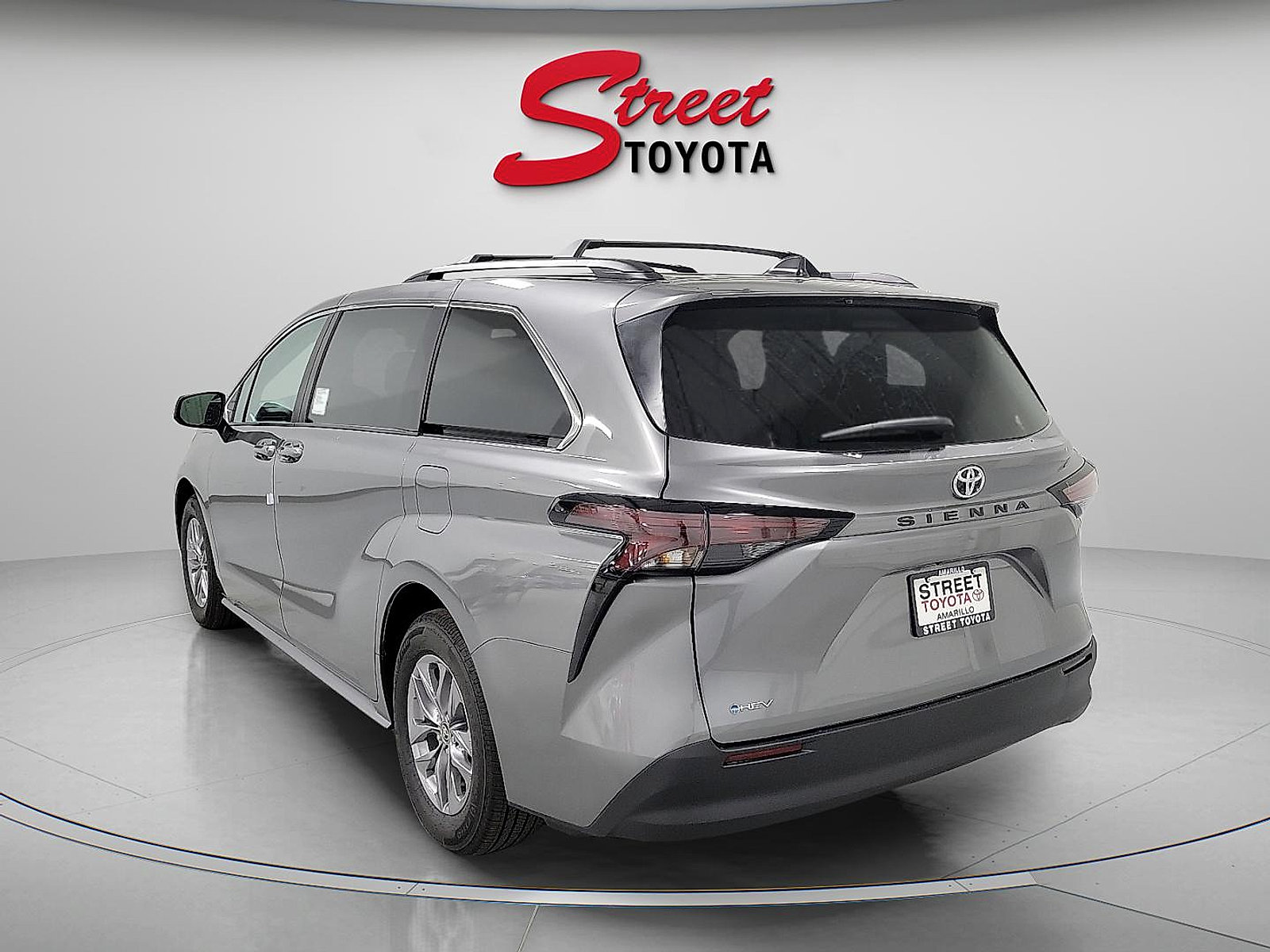 Used 2026 Toyota Sienna LE FWD image 2