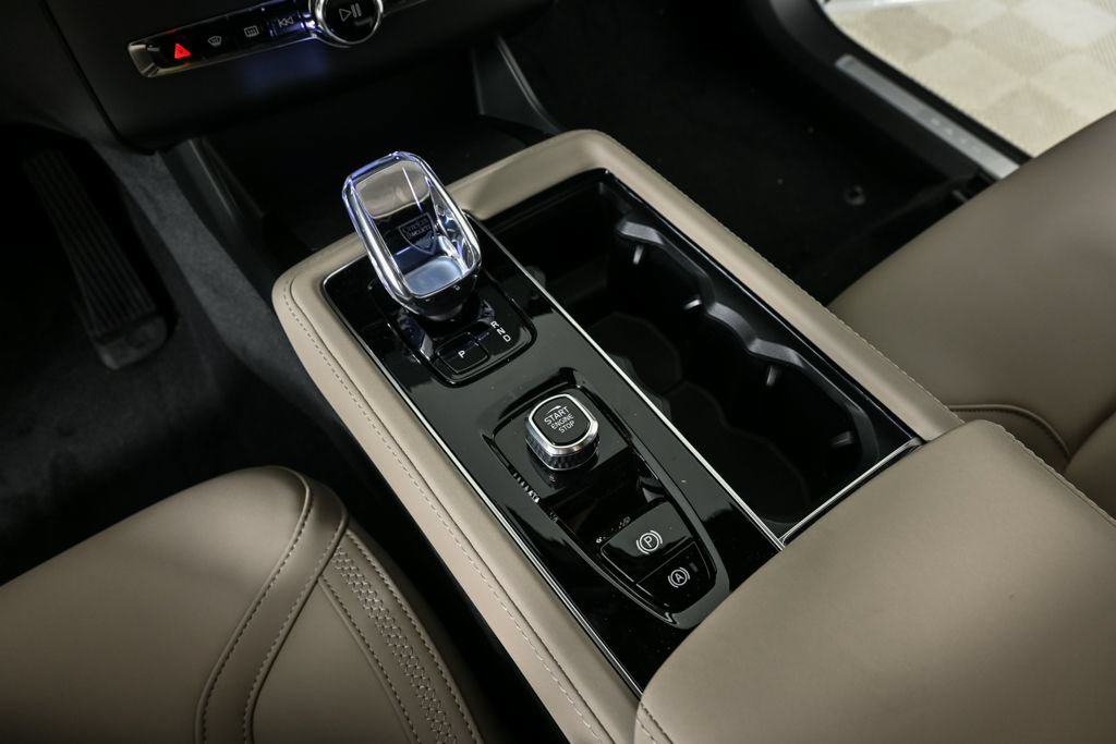 New 2026 Volvo XC90 B6 Plus w/ Protection Package Premier AWD/4WD image 17