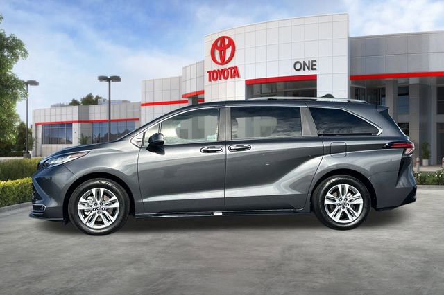 Used 2025 Toyota Sienna Limited image 8
