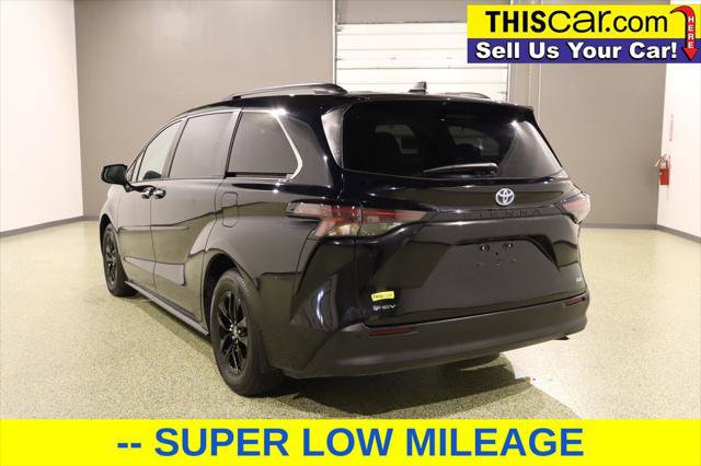 Used 2025 Toyota Sienna XLE image 5