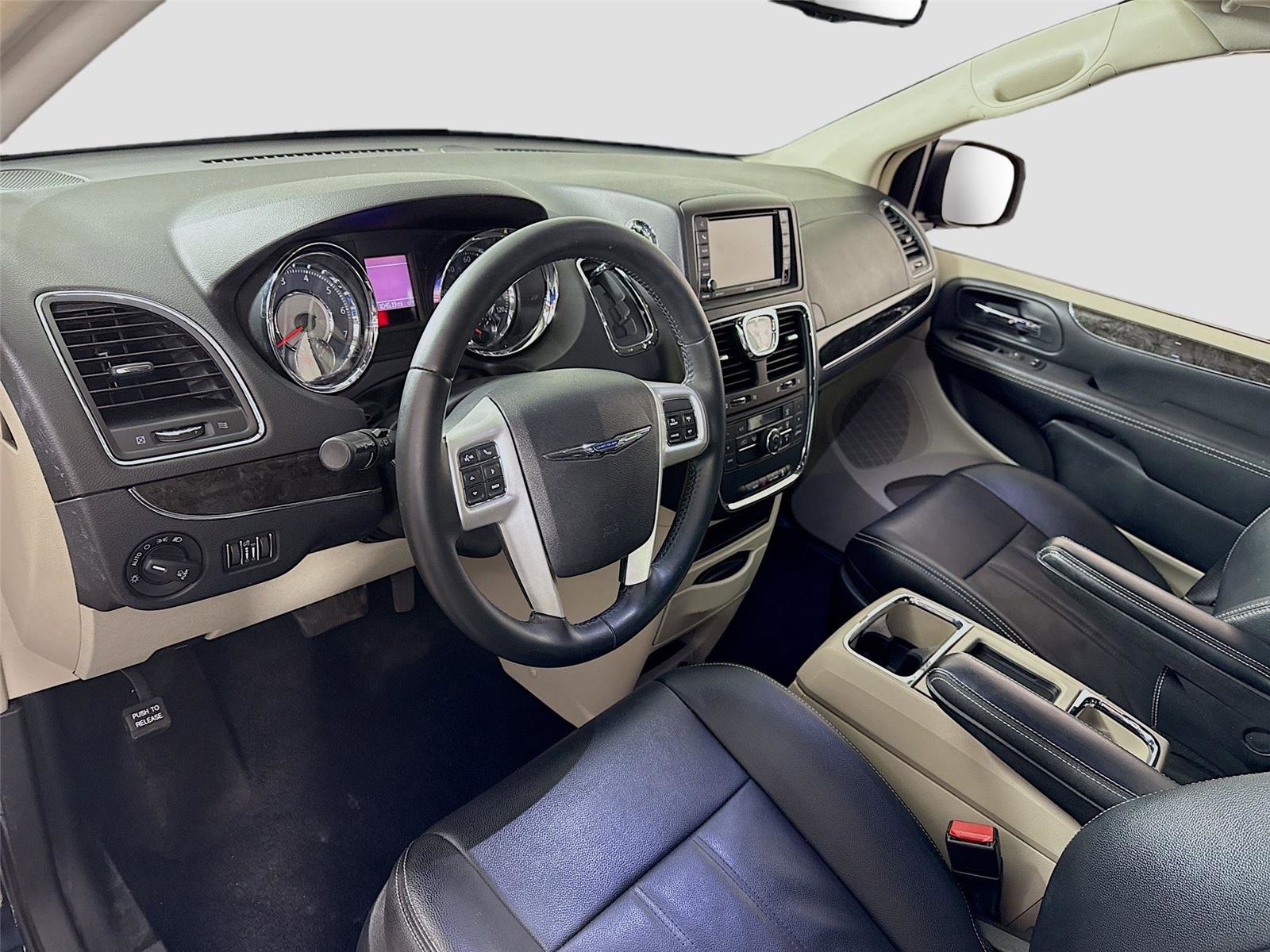 Used 2016 Chrysler Town & Country Touring image 3