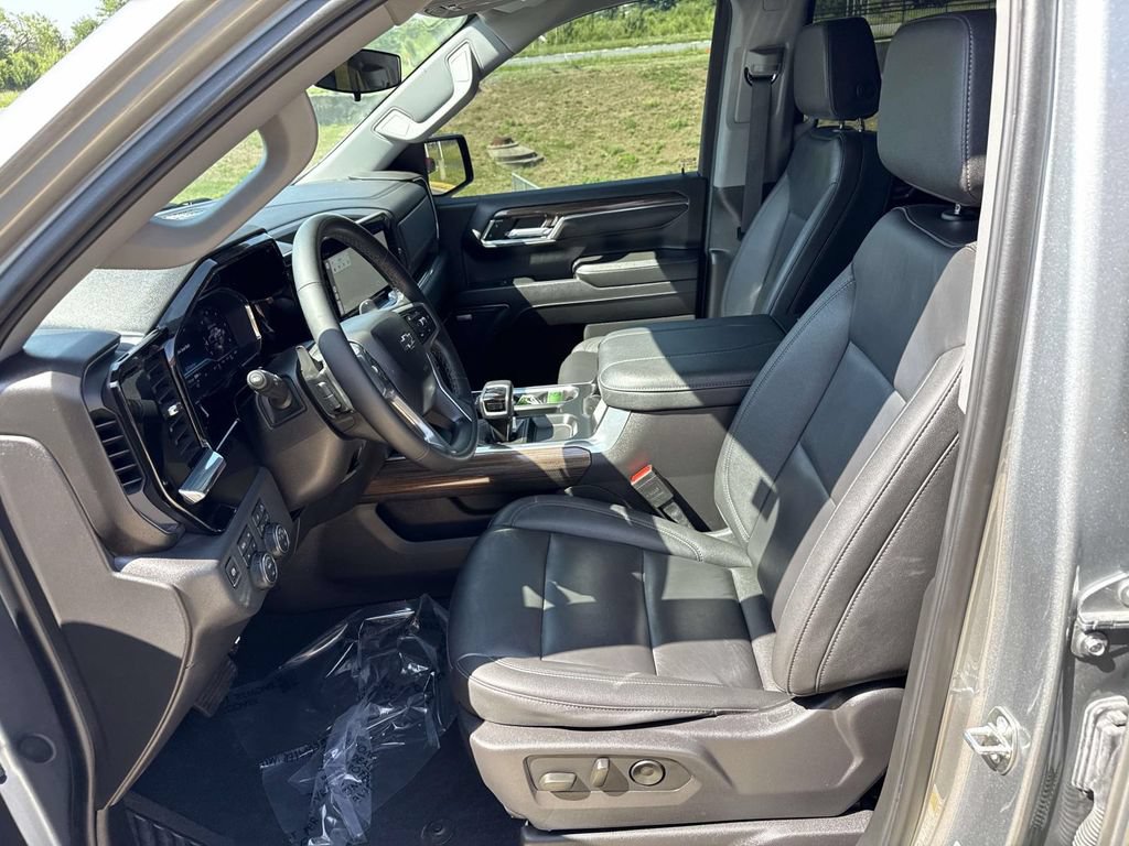 Used 2024 Chevrolet Silverado 1500 LT Trail Boss w/ LT Trail Boss Premium Package AWD/4WD image 6