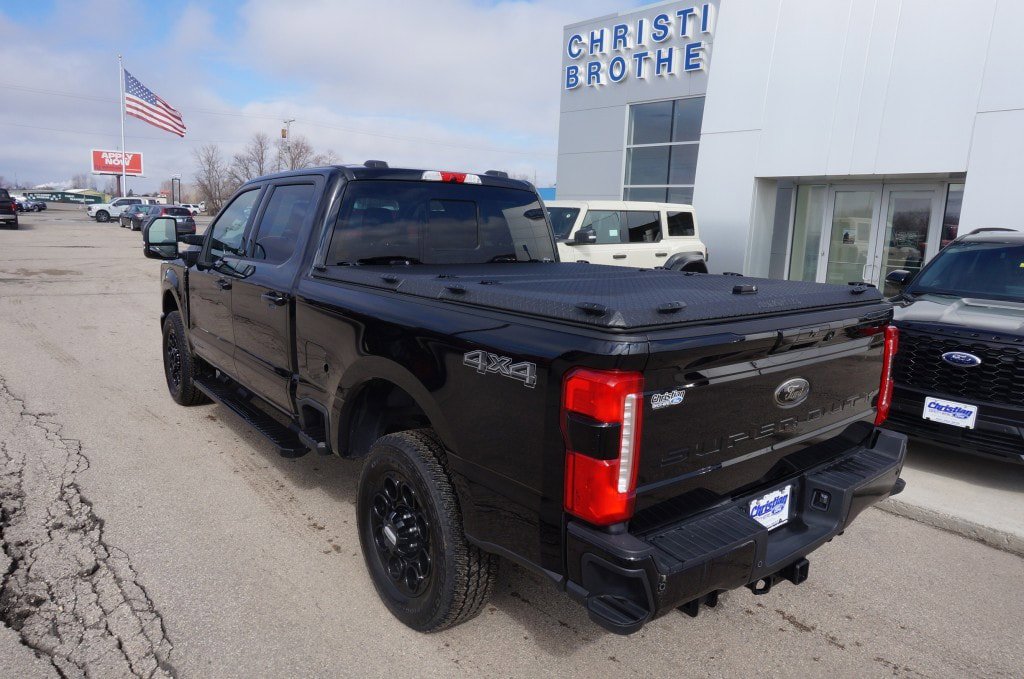 Used 2025 Ford F350 Lariat w/ Black Appearance Package AWD/4WD image 3