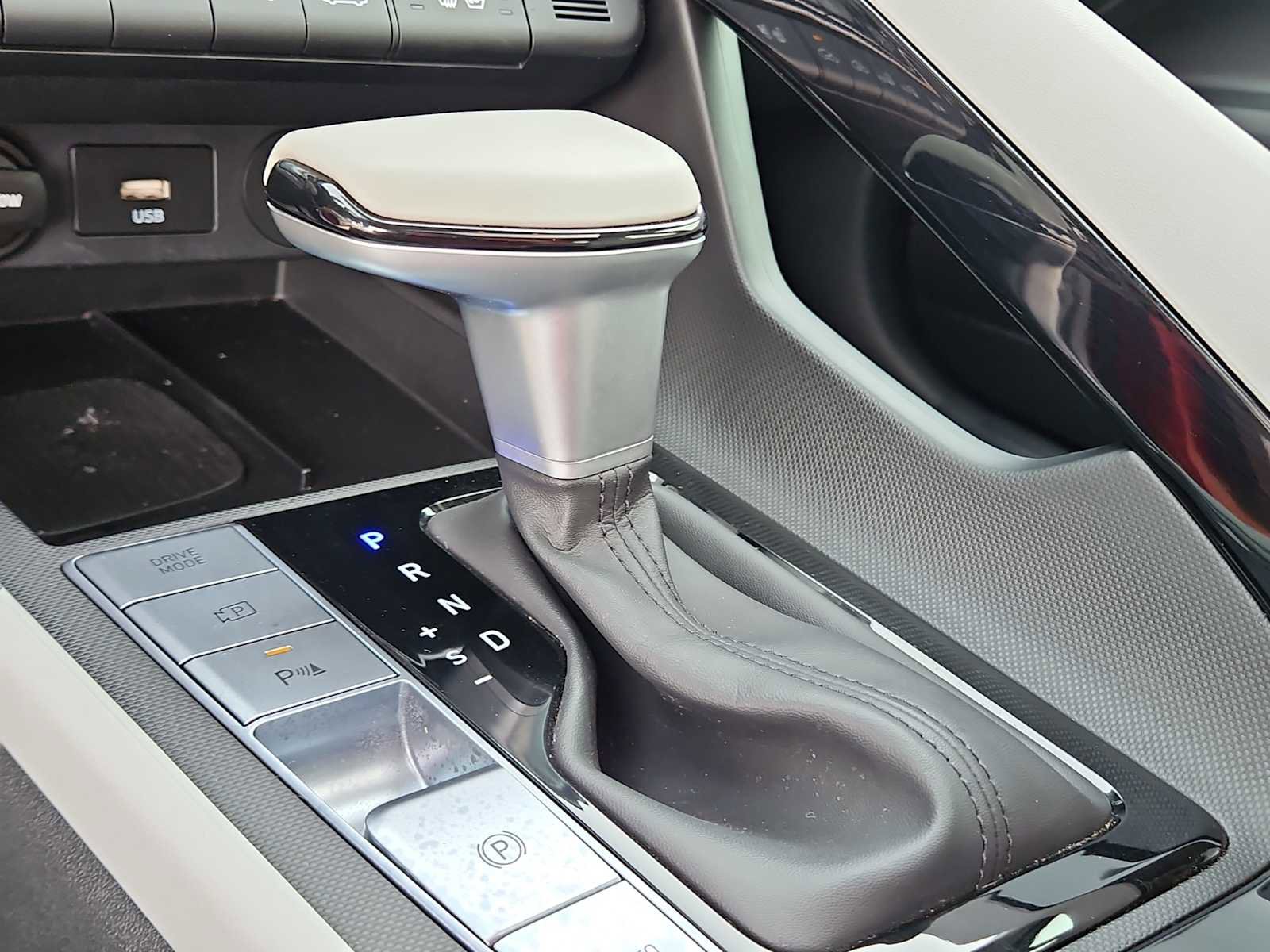 Used 2024 Hyundai Elantra Limited image 19