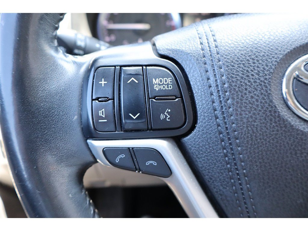 Used 2017 Toyota Highlander FWD V6 image 39