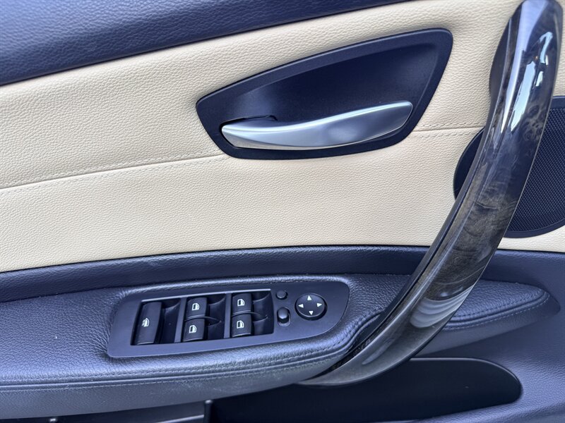 Used 2011 BMW 135i Convertible RWD image 25