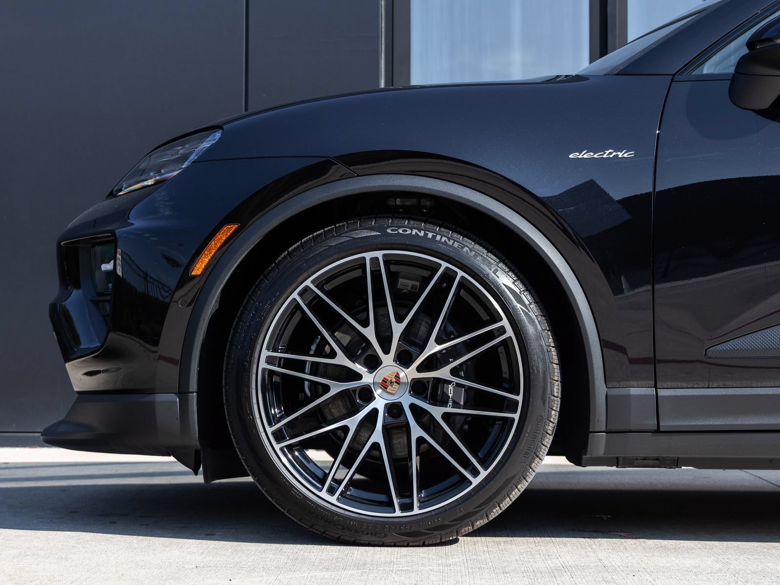 Used 2025 Porsche Macan 4 Electric AWD/4WD image 13