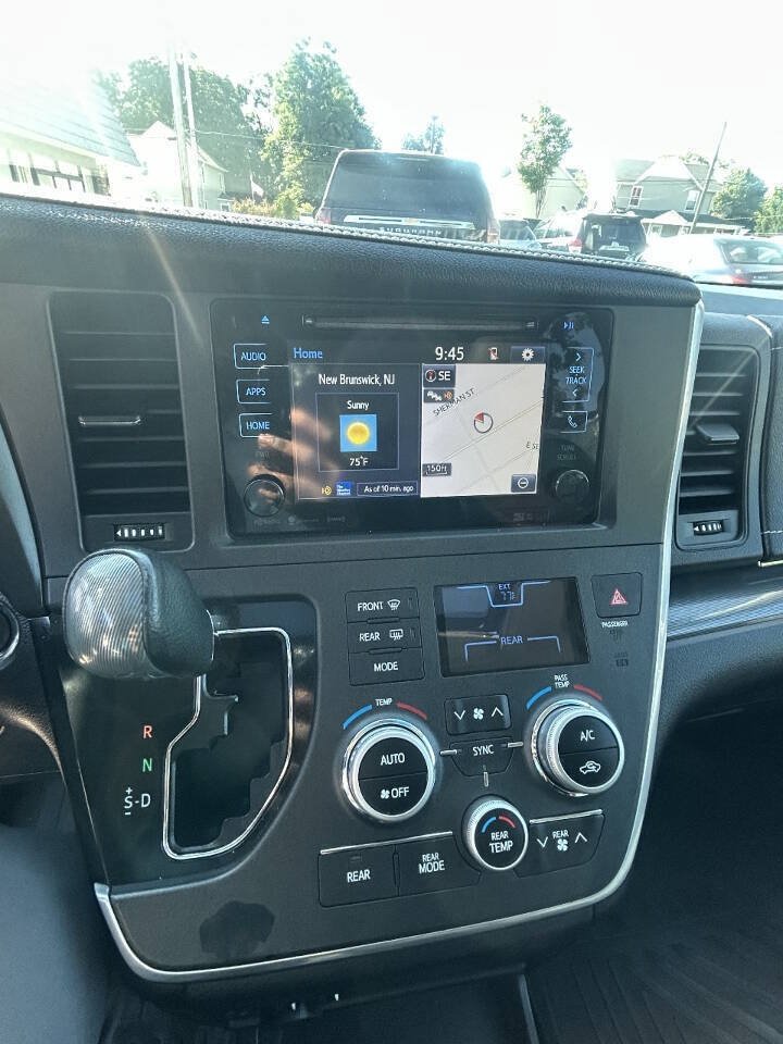 Used 2017 Toyota Sienna SE Premium FWD image 24